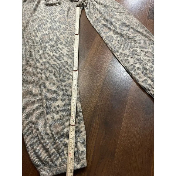 LNA Revolve Brushed Rib Joggers Leopard Print Cheetah Soft Loungewear Cozy Sz L - Picture 8 of 8